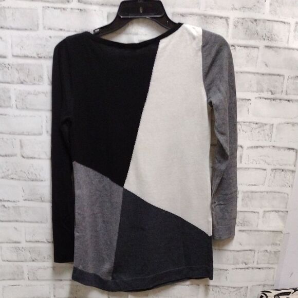Gray and Black Color Block Crew Neck Blouse - Picture 3 of 3
